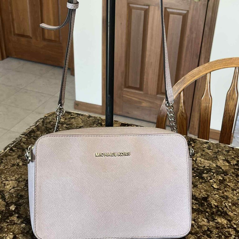 MICHAEL KORS CROSS BODY GRAY BAG